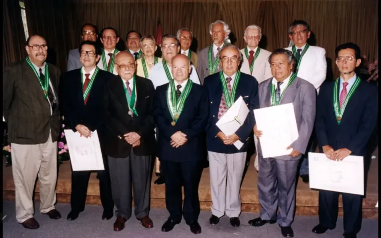 Con Miembros del instituto Ricardo Palma de la Universidad del mismo nombre