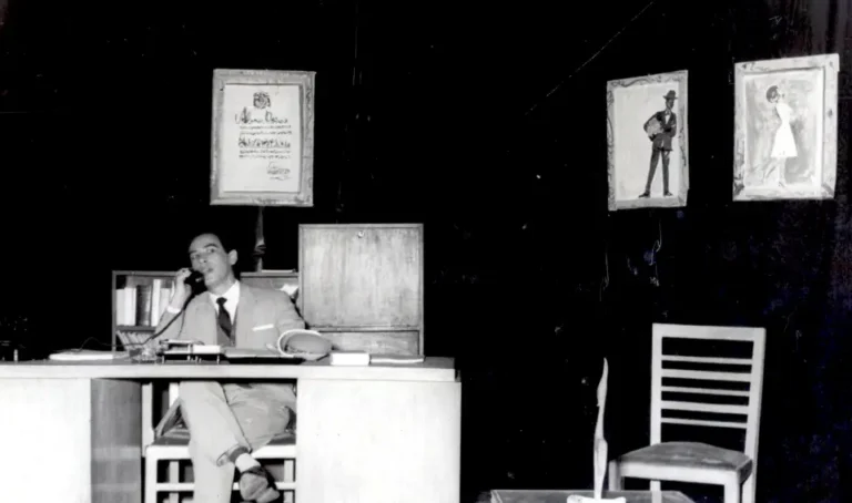 Manuel Pantigoso en la presentación y dirección de la obra “Un cierto Tic-tac”, en el Colegio Mayor Guadalupe, en Madrid, el 10 de marzo de 1962