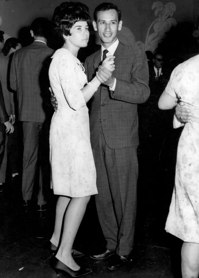 Con su esposa celebrando el 1er aniversario de su boda, 1964