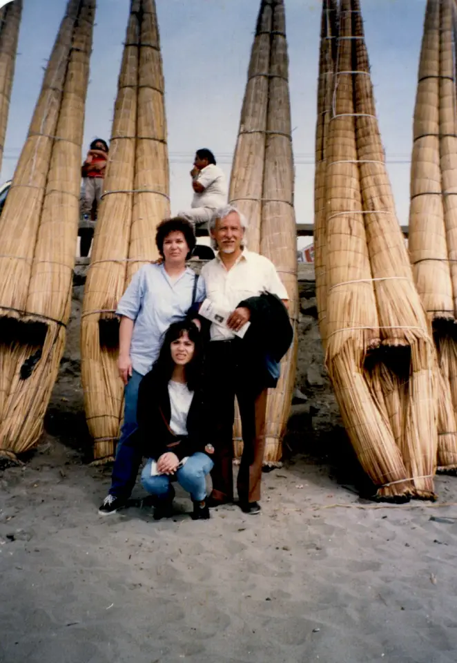 Con su esposa e hija en Huanchaco, La Libertad, 1988