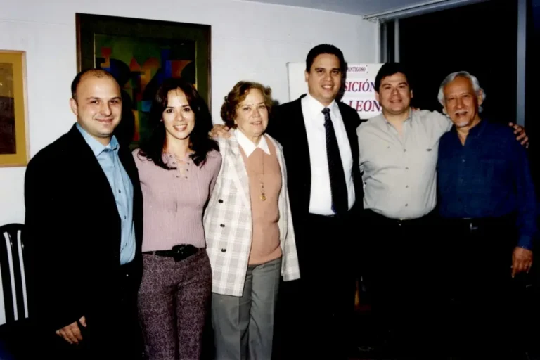 En la inauguración de la exposición de pintura de su hija Leonil, con su yerno Arkin, sus hijos Paulo y Francisco, y su esposa, el 22 de agosto de 2003