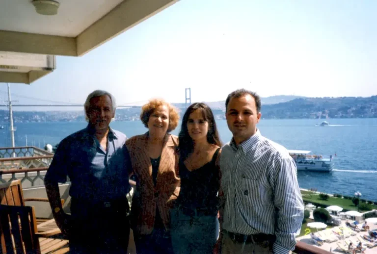 Con su esposa, su hija y su yerno en Estambul, 2004