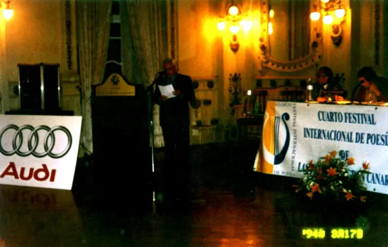 Participando en el Cuarto Festival Internacional de Poesía de Las Palmas de Gran Canaria, España, 1998