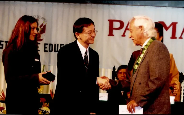 Recibiendo la Medalla de las Palmas Magisteriales del Ministerio de Educación, 1998