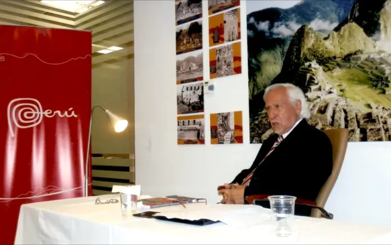 Presentando su libro Retablo de la Naturaleza, en el Consulado General del Perú en Dubái, el 16 de febrero de 2012