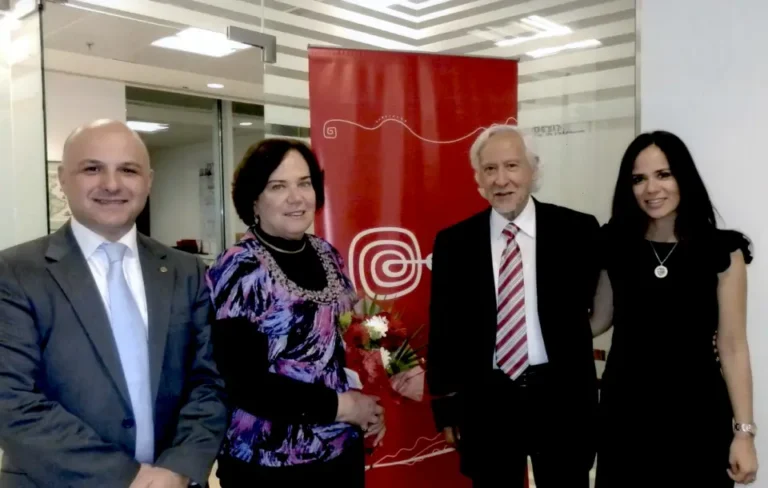 En el Consulado General del Perú en Dubái, con su esposa, su hija y su yerno, en la presentación de su libro Retablo de la Naturaleza, el 16 de febrero de 2012