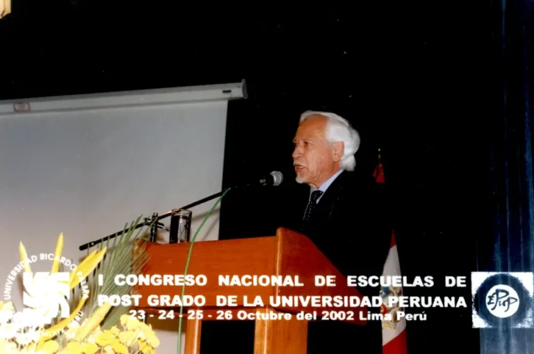 Participando en el I Congreso Nacional de Escuelas de Posgrado de la Universidad Peruana, octubre de 2002