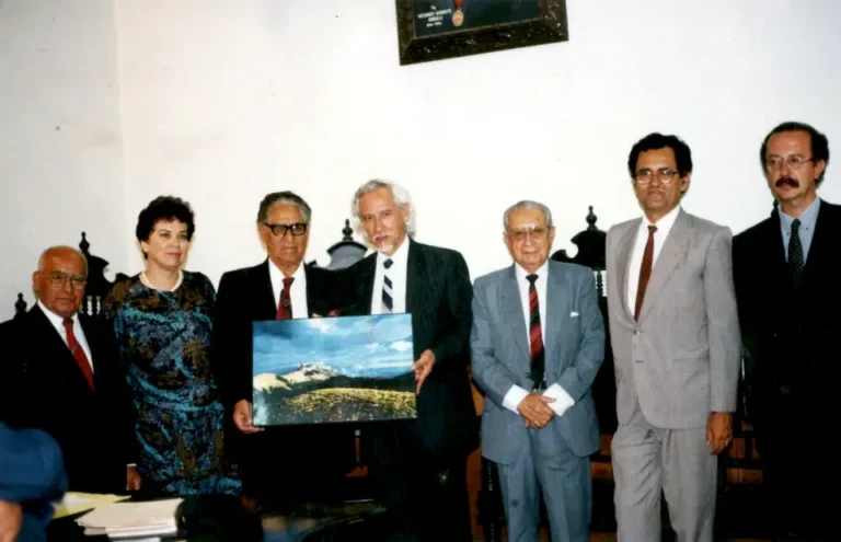 Con su esposa y los Miembros del Instituto de Estudios Vallejianos, en Trujillo, 1990