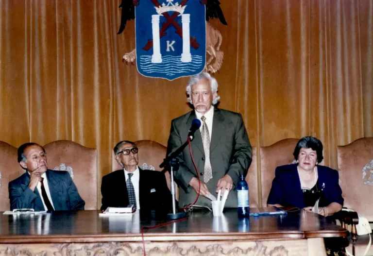 Con Milcíades Hidalgo, Germán Patrón Candela y Ligia Balarezo, ofreciendo una conferencia sobre César Vallejo, en el Salón Consistorial de la Municipalidad de Trujillo, 1992