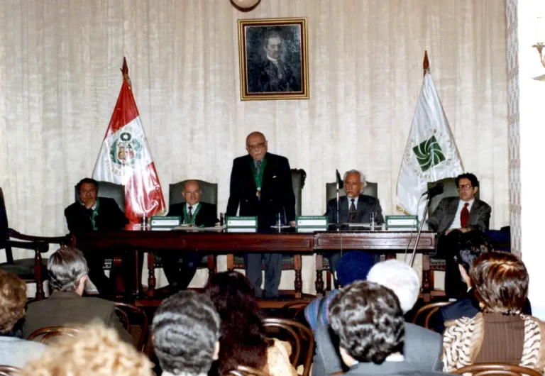 Con los escritores Estuardo Núñez, Marco Martos y Wilfredo Kapsoli en su Incorporación al Instituto Ricardo Palma, 1998