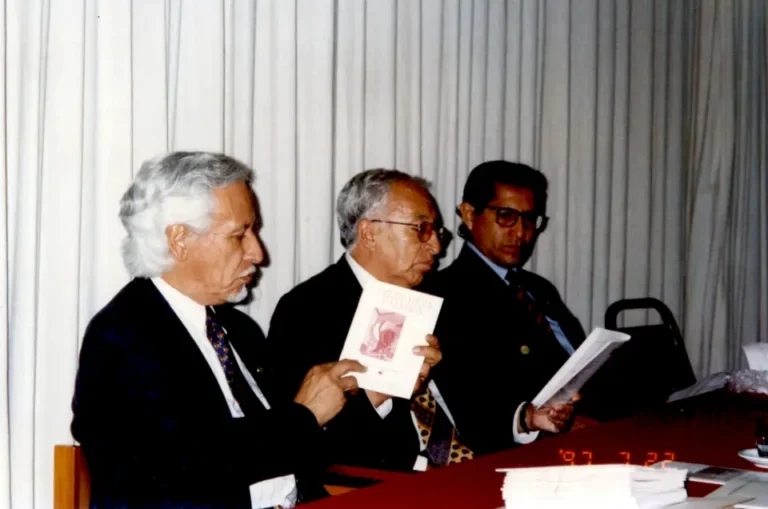 En la presentación del libro "Perfil de la palabra", con profesores de la Universidad Ricardo Palma, 1997