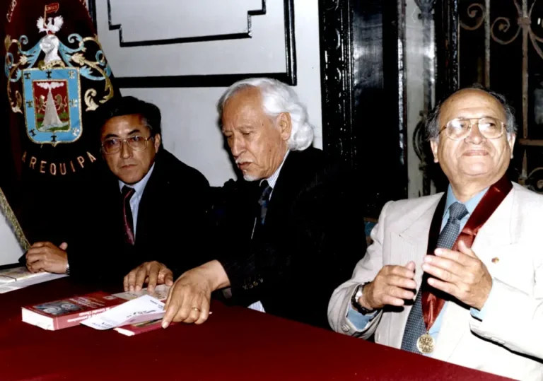 Con Franciles Gallardo y Óscar Málaga, en la presentación de su libro "El Ultraorbicismo en el pensamiento de Gamaliel Churata", en el Club Arequipa, 1999