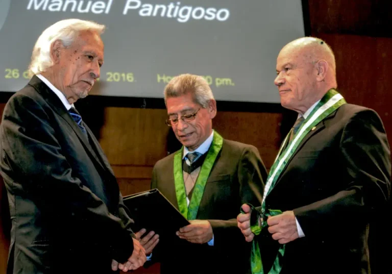 Con el secretario general Andrés Maldonado y el rector de la Universidad Ricardo Palma Iván Rodríguez Chávez, recibiendo la Medalla de la distinción como Doctor Honoris Causa, 2016