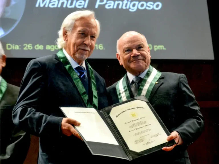 Con Iván Rodríguez Chávez recibiendo el Doctorado Honoris Causa, 2016