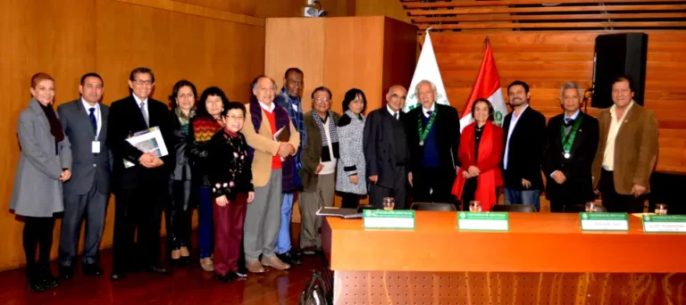 Con los profesores de la Universidad Ricardo Palma el día que recibió el Doctorado Honoris Causa, 2016