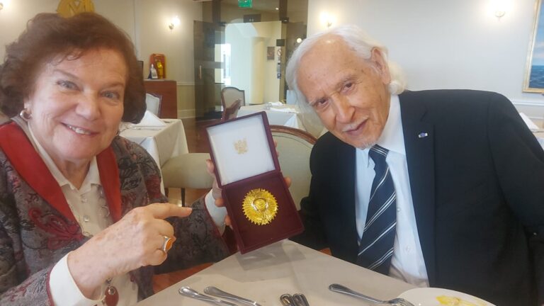 Manuel con Lúcia mostrando su mayor distinción por el Estado Peruano