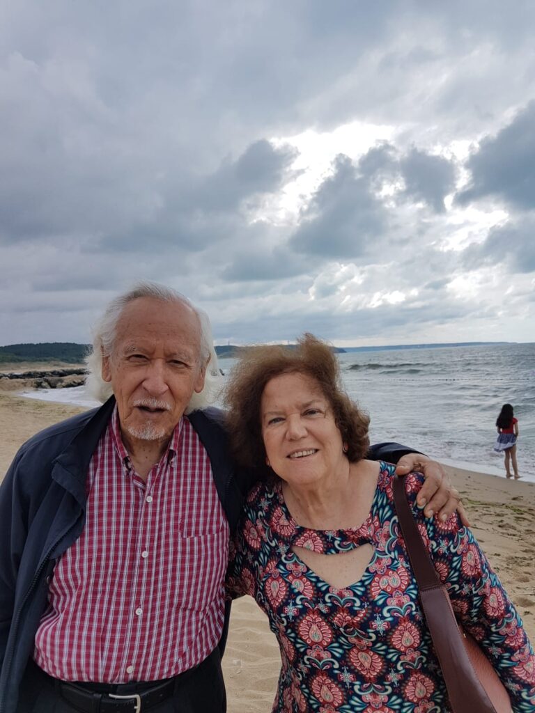 Manuel con su esposa Lúcia en la playa