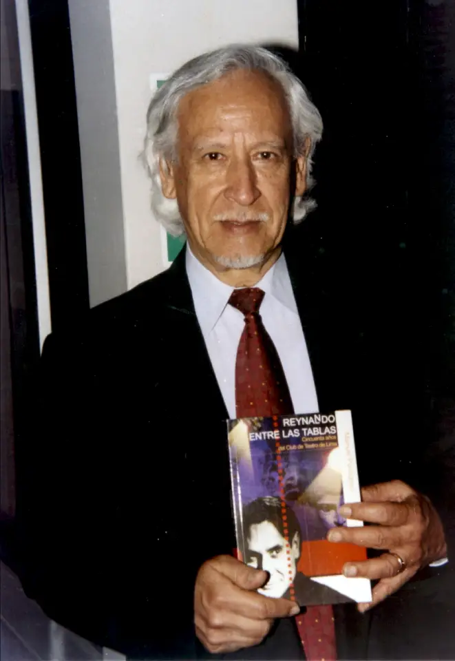 Manuel Pantigoso en la presentación de su libro Reynaldo entre las tablas, 2004