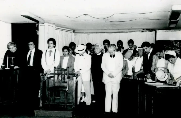 Manuel Pantigoso dirigiendo la obra “Heredarás el viento”, en febrero de 1970