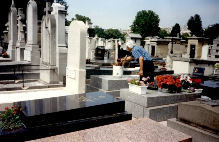 Manuel Pantigoso en el Cementerio de Montparnasse, ante la tumba de Vallejo, París, 1998