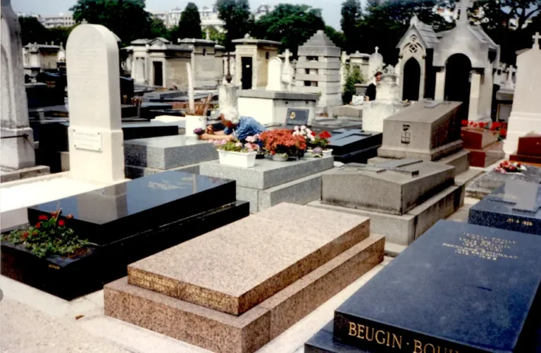 Manuel Pantigoso en el Cementerio de Montparnasse, ante la tumba de Vallejo, París, 1998