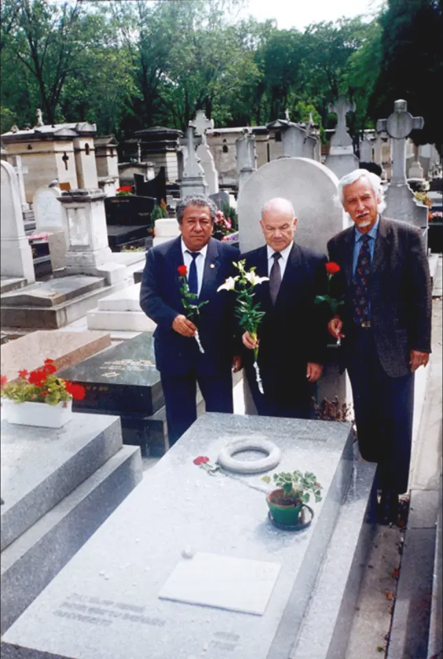 Manuel Pantigoso en el Cementerio de Montparnasse, ante la tumba de Vallejo, París, 1998