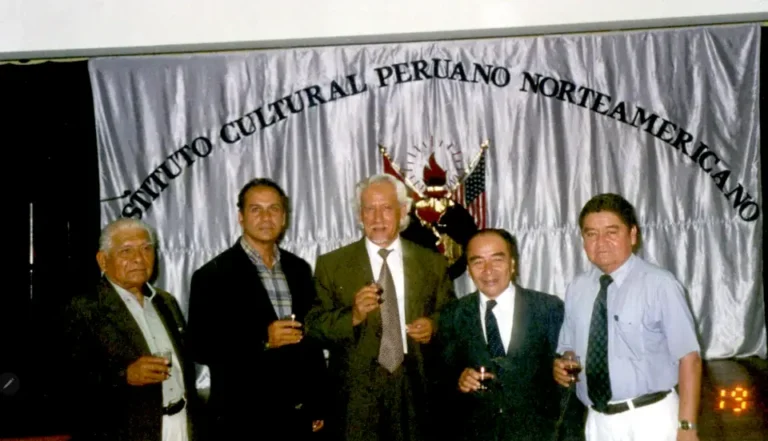 Manuel Pantigoso con el músico Alfonso Asmat, el poeta Jorge Barboza, el escritor Teodoro Rivero Ayllón y el director del Instituto “El Cultural” de Trujillo, el 19 de enero de 2001