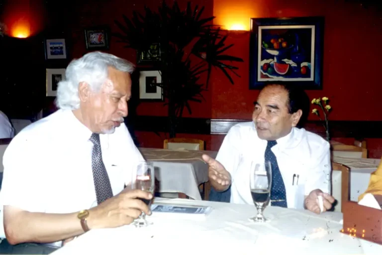 Manuel Pantigoso departiendo con el poeta Teodoro Rivero-Ayllón, en Trujillo, el 19 de enero de 2001