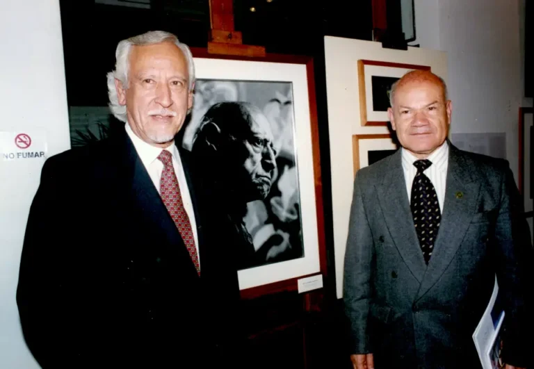 Manuel Pantigoso con Iván Rodríguez Chávez, en la inauguración de la exposición retrospectiva de Manuel Domingo Pantigoso, en el Museo Pedro de Osma, 2001