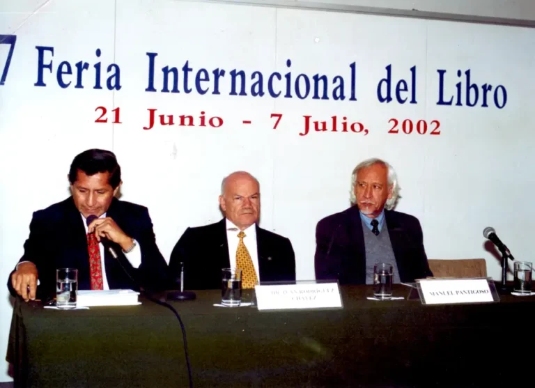 Manuel Pantigoso con Iván Rodríguez Chávez y Eduardo Arroyo en la Feria Internacional del Libro, 2002