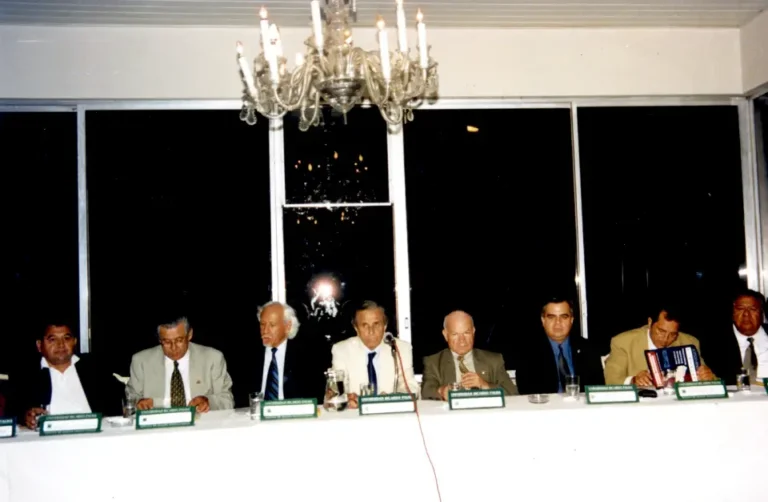 Manuel Pantigoso con el presidente del Club Social Miraflores, el rector y profesores de la Universidad Ricardo Palma, en la presentación de las revistas Tradición, CulturArte, Aula Palma, y el libro Cátedra Basadre, el 12 de febrero de 2004