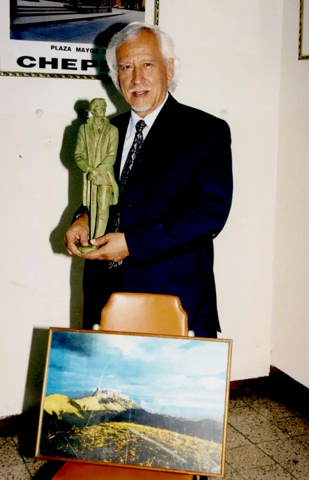 Manuel Pantigoso sosteniendo la estatuilla de César Vallejo en el Club Departamental La Libertad, en el Homenaje al vate santiaguino, abril de 2004