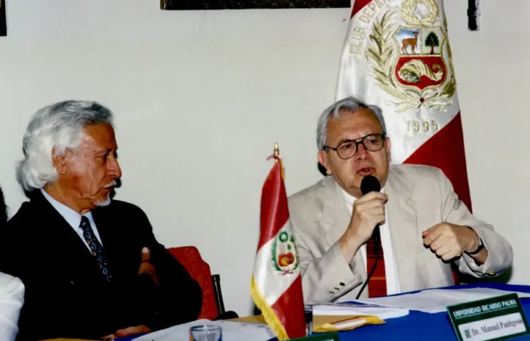 Manuel Pantigoso con Max Silva Tuesta, en el Club Departamental La Libertad, durante el Homenaje a César Vallejo, abril de 2004