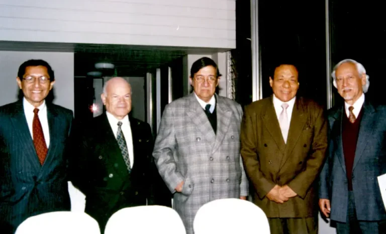 Manuel Pantigoso durante el “Homenaje a Neruda” organizado por la Universidad Ricardo Palma, con los escritores Eduardo Arroyo, Iván Rodríguez Chávez, Winston Orrillo y el Secretario General Gerardo Choque Martínez, realizado en el Casino de Miraflores, el 12 de julio de 2004