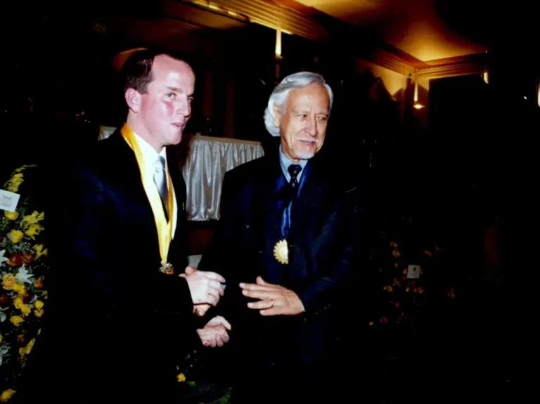 Manuel Pantigoso con el alcalde de Magdalena del Mar, Francis Allison, durante la ceremonia en que le otorga la Medalla Cívica, el 1 de julio de 2004