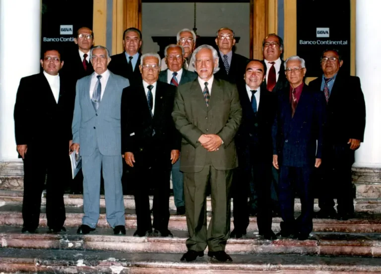 Manuel Pantigoso con los Miembros del Instituto de Estudios Vallejianos de la Universidad Nacional de Trujillo, en el Homenaje a César Vallejo, en Trujillo, el 15 de abril de 2004