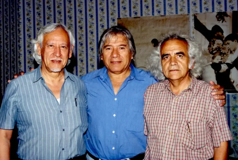 Manuel Pantigoso con Arturo Corcuera y el pintor Gerardo Chávez, en la Casa Museo del pintor. Trujillo, 2004