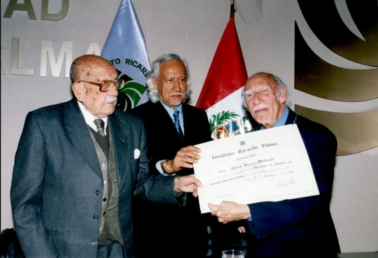 Manuel Pantigoso con Estuardo Núñez Hague, en el acto de Incorporación al Instituto Ricardo Palma de Alfredo Vignolo Maldonado, 2005