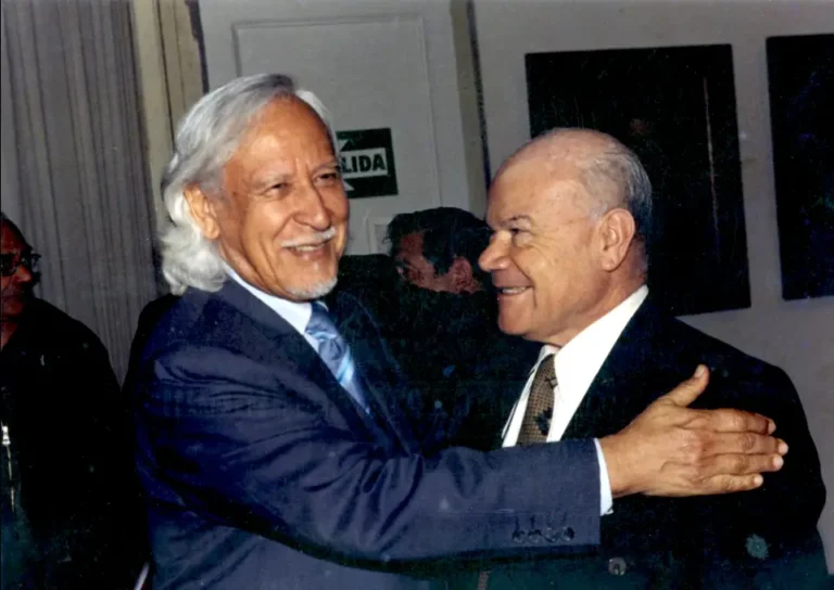 El saludo fraterno de dos grandes amigos, Manuel Pantigoso e Iván Rodríguez Chávez, 2005