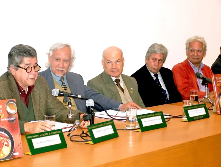 Manuel Pantigoso en la mesa de honor con Alfredo Bryce Echenique, Iván Rodríguez Chávez, Javier Sota Nadal y Rodolfo Hinostroza, en la presentación del libro Primicias de Cocina Peruana de R. Hinostroza, 2006