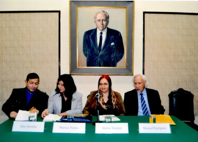 Manuel Pantigoso con los poetas Julio Heredia, Marita Troiano, en la presentación del libro La cotidiana nada, de Maritza Núñez, en el Instituto Raúl Porras Barrenechea, 2010