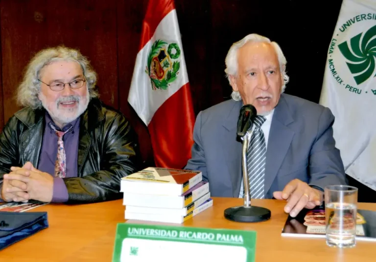 Manuel Pantigoso en la presentación de los 4 tomos del libro Palabra Viva, de Roland Forgues, con el autor, 2011