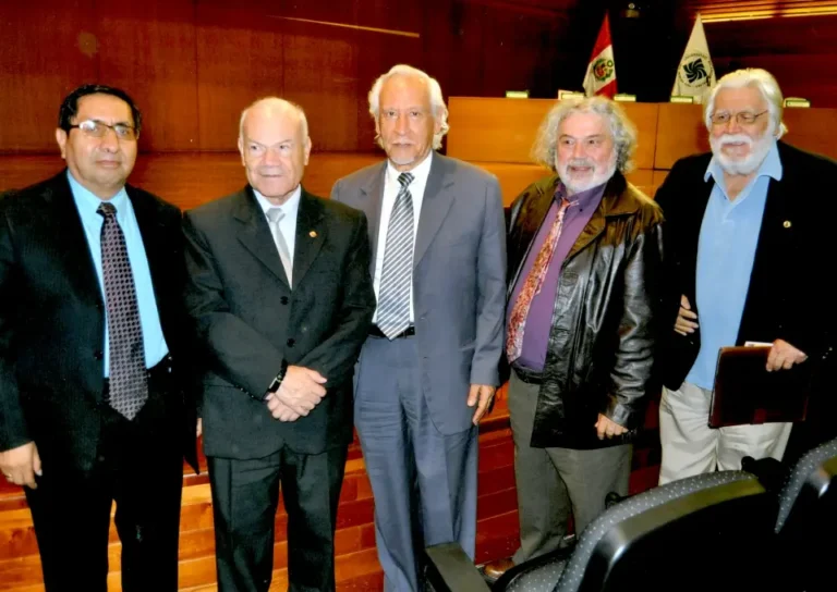 Manuel Pantigoso en la presentación del libro Palabra Viva, de Roland Forgues, con Aníbal Paredes, Iván Rodríguez, el autor y Samuel Peña, 2011