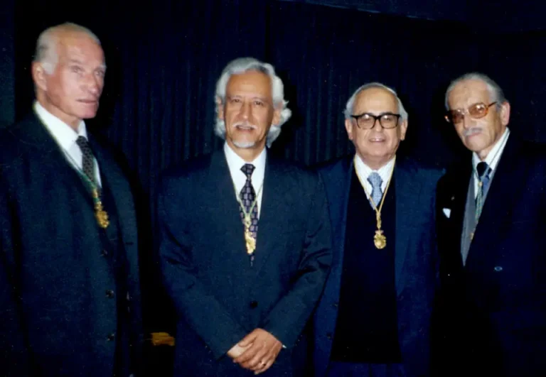 Manuel Pantigoso con los académicos Guillermo Lohmann, Javier Mariátegui y Luis Jaime Cisneros