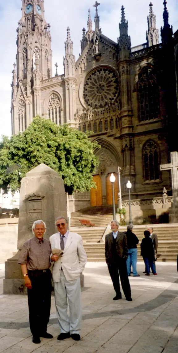 Manuel Pantigoso con el poeta macedonio Mateja Matevsky en Palma de Mallorca, 2000