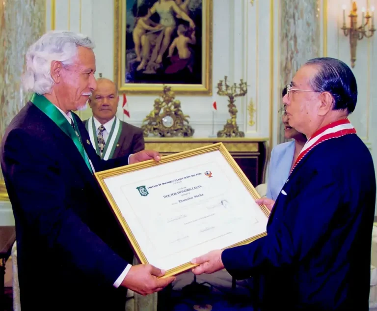 Manuel Pantigoso con el filósofo Daisaku Ikeda en Japón, 1998