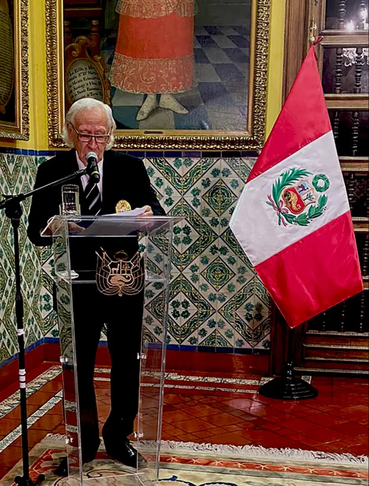 Manuel Pantigoso haciendo lectura del discurso “La biografía personal y la entropía de la poesía” (Cancillería del Perú. Lima, 14 de septiembre de 2023)