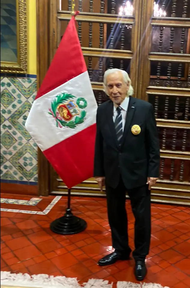 Manolo luego de recibir su Medalla República del Perú, Orden al Mérito por Servicios Distinguidos en el Grado de Gran Oficial (Cancillería del Perú. Lima, 14 de septiembre de 2023)