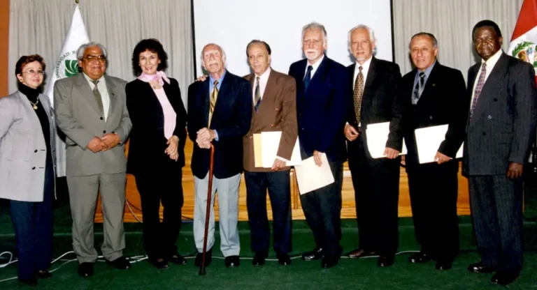 Manuel Pantigoso con representantes del CLEA (Colombia, Chile, Argentina, Cuba) y profesores, en el Encuentro Internacional de Educación por el Arte, 1999