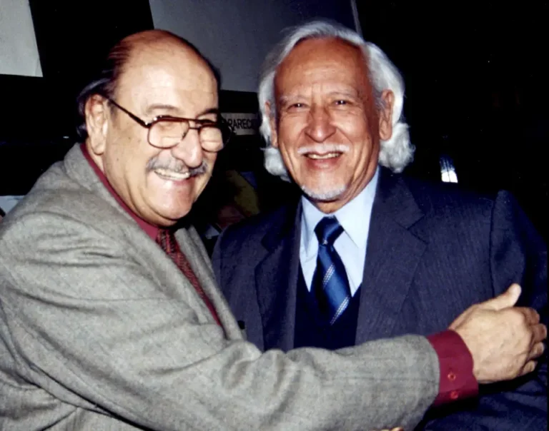 Manuel Pantigoso con el novelista José Antonio Bravo, 2002